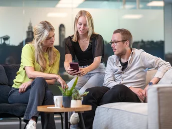 marleen, vera en jorin overleggen social media uitbesteden.