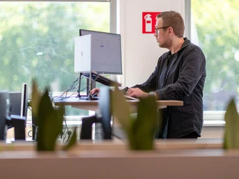 jorin werkt aan e-mail marketing campagne