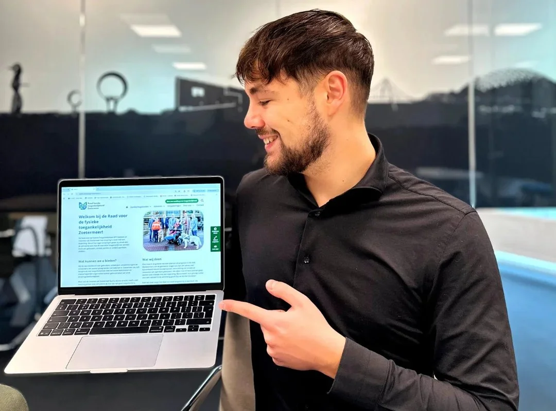 jordy laat digitaal toegankelijke website zien.