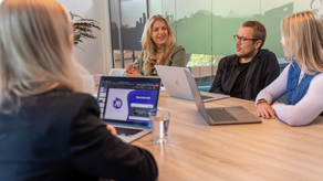 teamoverleg over seo uitbesteden