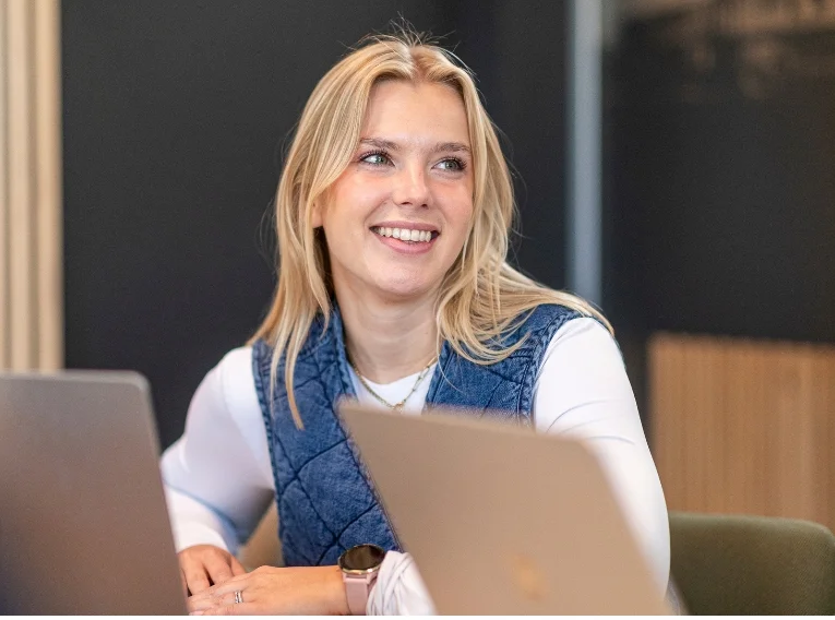 Anouk achter laptop voor e-mail marketing uitbesteden