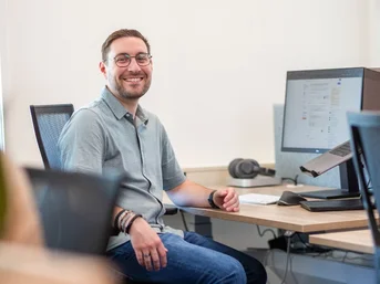 robin achter zijn bureau website digitale toegankelijkheid